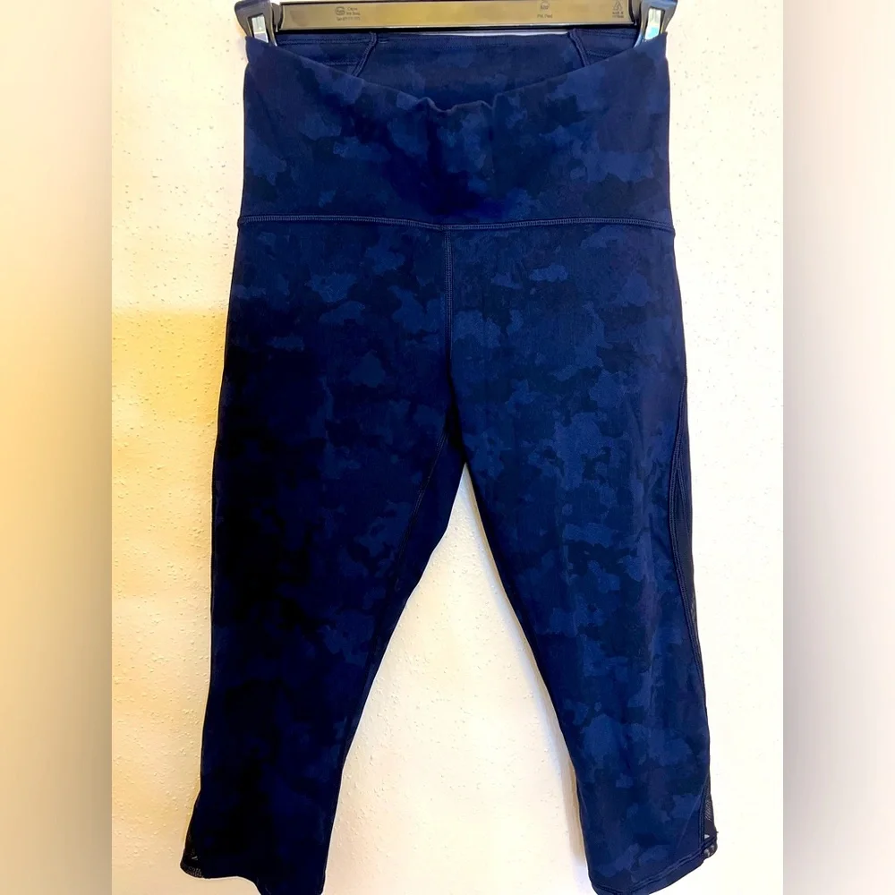 Lululemon Blue Camo Wunder‎ Under High Rise Crop Leggings Size 6